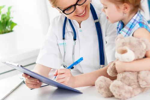 Психиатр проводит консультацию с ребенком Психиатр и ребенок